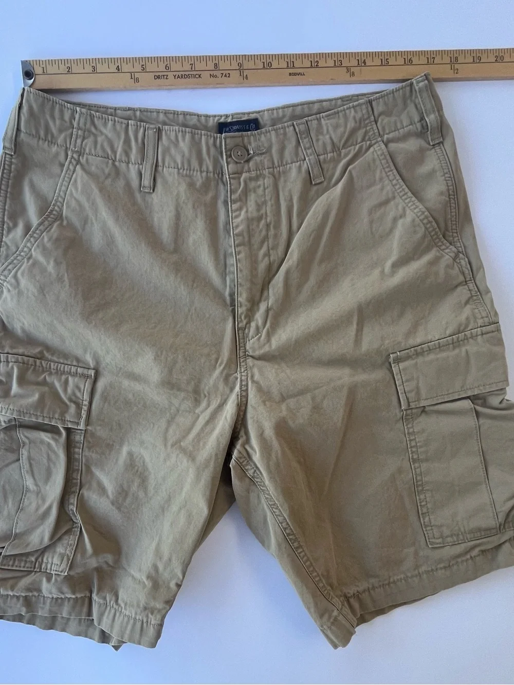 Levi Strauss 100% cotton tan cargo shorts waist 33
